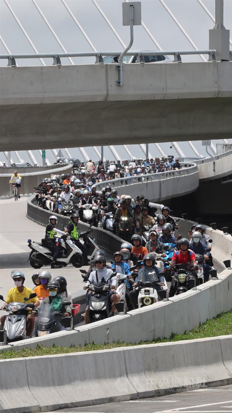 多くのオートバイで混雑する淡江大橋＝2026年5月12日、中央社記者趙世勲撮影