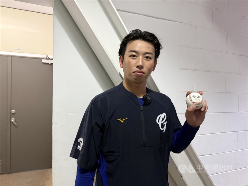 台湾プロ1軍初勝利の記念球を母親に贈ると話す富邦ガーディアンズの阿部雄大＝5月12日、新北市