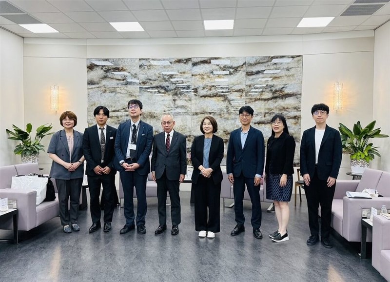 交流を深化させることで一致した鹿児島県の藤本徳昭副知事（左から4人目）、屏東県の周春米県長（右から4人目）＝5月14日、屏東県（同県政府提供）