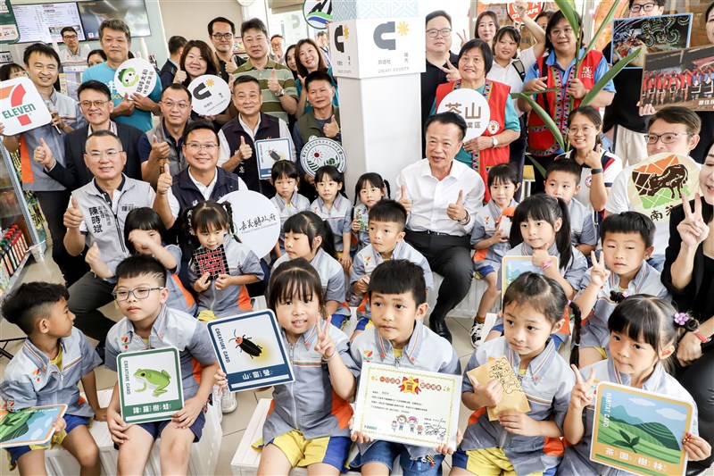 嘉義県などが作成した絵本の読み聞かせ会に参加した翁章梁県長と地元の幼稚園児ら＝同県政府提供