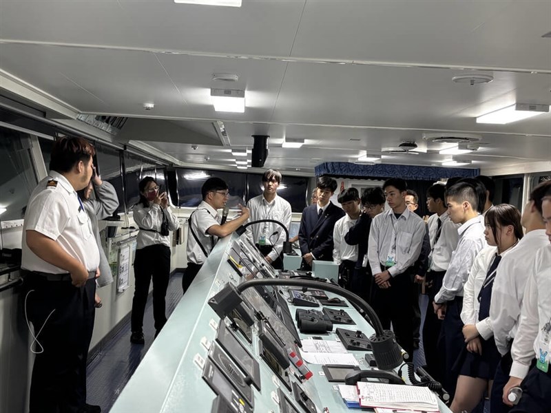 練習船「御風」船内を見学する日本の商船高専の学生ら（駐大阪弁事処提供）