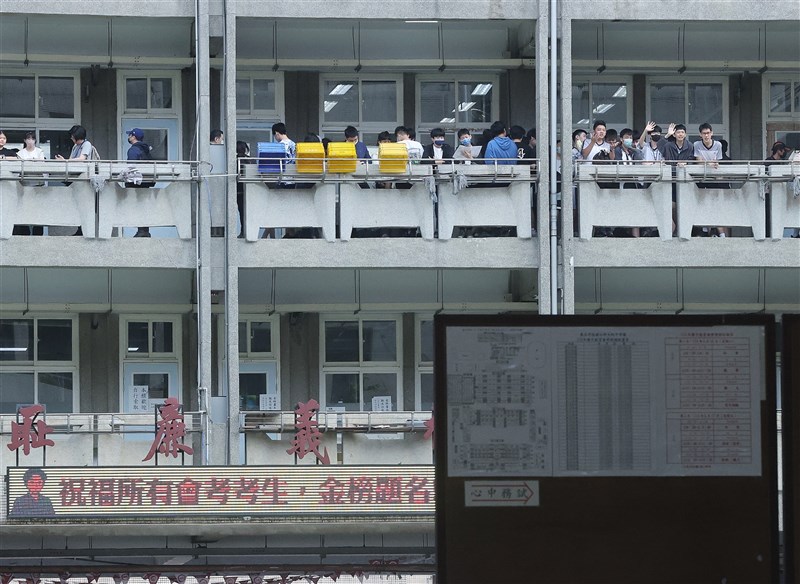 学力判定テスト「会考」の試験会場に集まる受験生ら＝2026年5月16日、中央社記者郭日暁撮影
