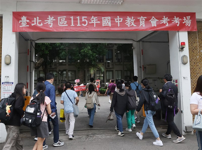 学力判定テスト「会考」の試験会場に向かう受験生ら＝2026年5月16日、中央社記者郭日暁撮影