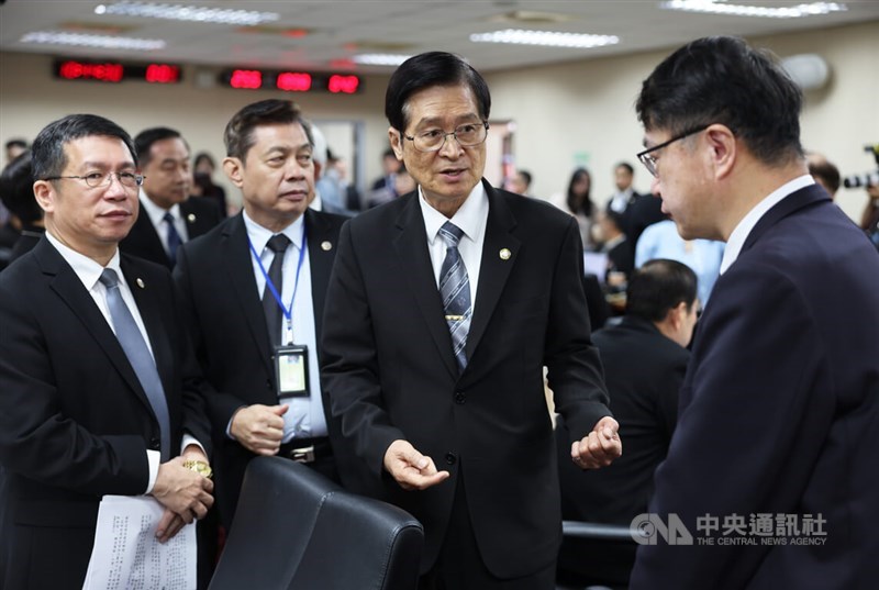 国軍退除役官兵輔導委員会（退輔会）の厳徳発主任委員（右2）＝台北で2026年5月18日、中央社記者趙世勳撮影