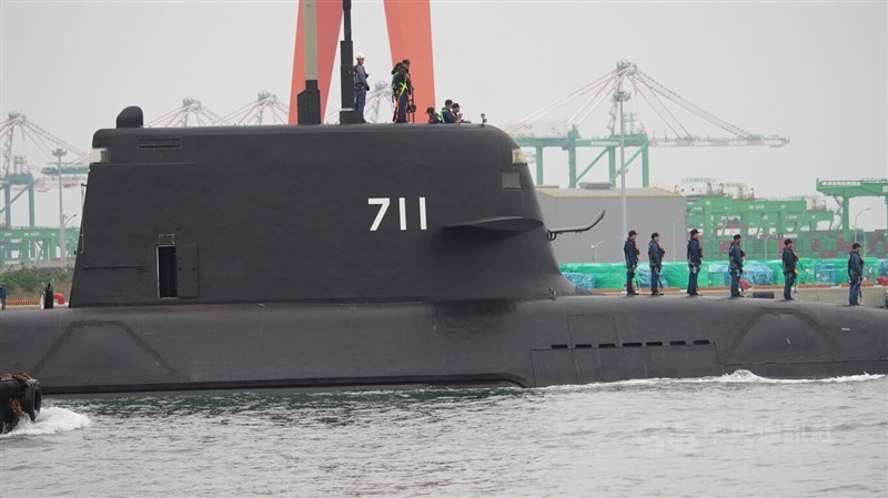 潜航試験に出発する国産潜水艦試作艦「海鯤」＝高雄で2026年5月5日、中央社記者董俊志撮影