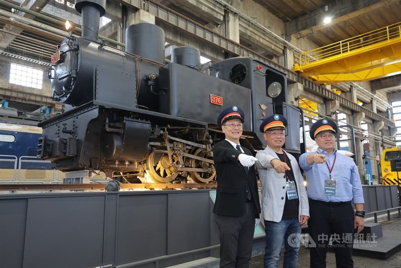 鉄道車両の寄贈式でポーズを決める（左から）国家鉄道博物館準備処の鄭銘彰主任、戴勝堂さん、文化部（文化省）文化資源司（局）の陳修程司長＝5月18日、台北市