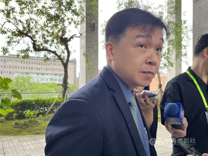 座談会の出席前に取材に応じた大陸委員会の沈有忠副主任委員＝5月19日、台北市