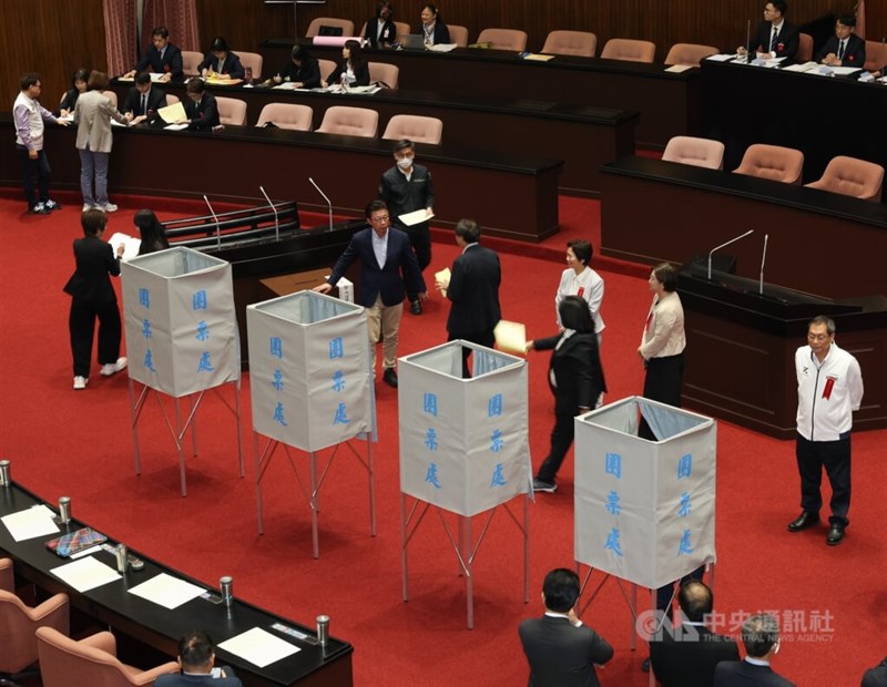 頼清徳総統に対する弾劾案の投票が行われた19日の立法院院会＝台北市
