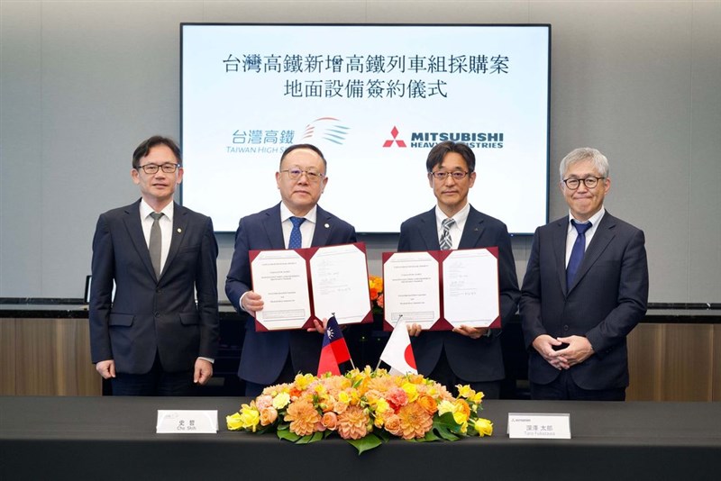 三菱重工業と整備関連設備を購入する契約を締結した台湾高速鉄道の史哲董事長（左から2人目）＝5月20日（台湾高速鉄道提供）
