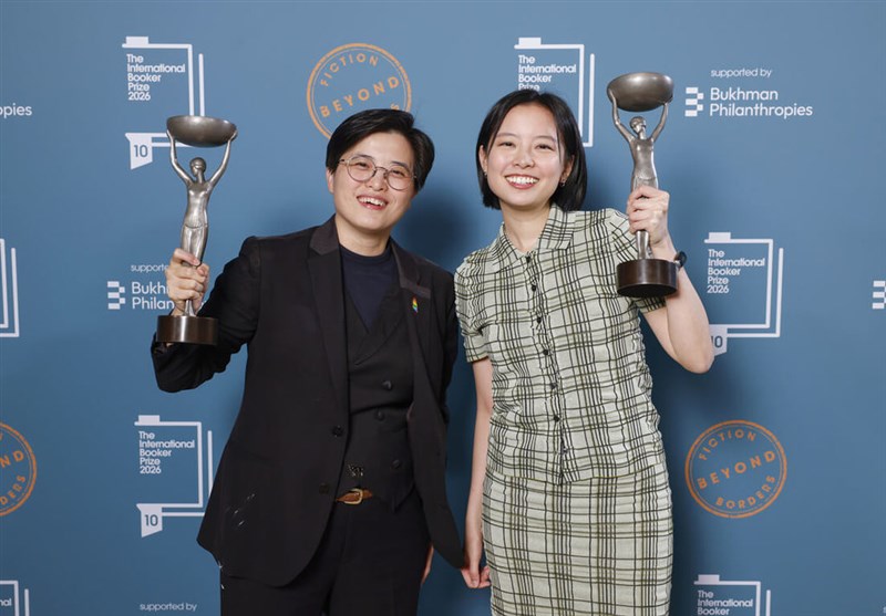 「台湾漫遊録」の英訳版「Taiwan Travelogue」で英国際ブッカー賞を受賞した作者の楊双子さん（左）と翻訳者の金翎さん＝5月19日、ロンドン（ブッカー賞財団提供）
