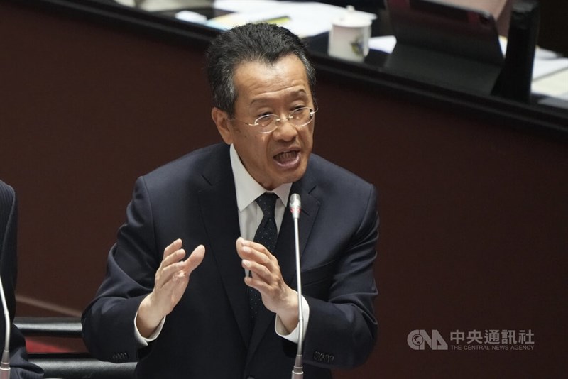 立法院院会で質疑に答える顧立雄国防部長＝5月20日、台北市