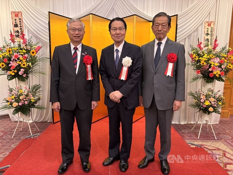 左から蔡明耀駐日副代表、日本台湾親善協会の衛藤征士郎会長、日本台湾交流協会の隅修三会長＝5月20日、東京