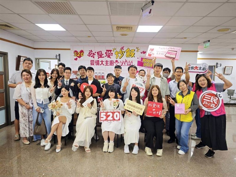 「愛してる」の日とされる5月20日に三民区の戸政事務所で婚姻届けを提出したカップルら＝高雄市政府民政局提供