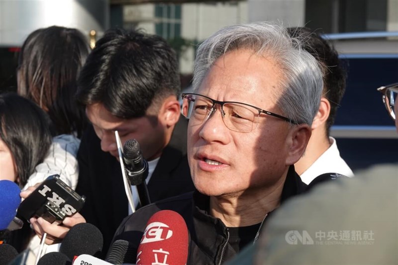 台北松山空港の施設外で報道陣の取材に応じるエヌビディアのジェンスン・フアン（黄仁勲）最高経営責任者（CEO）＝2026年5月23日、中央社記者呉書緯撮影