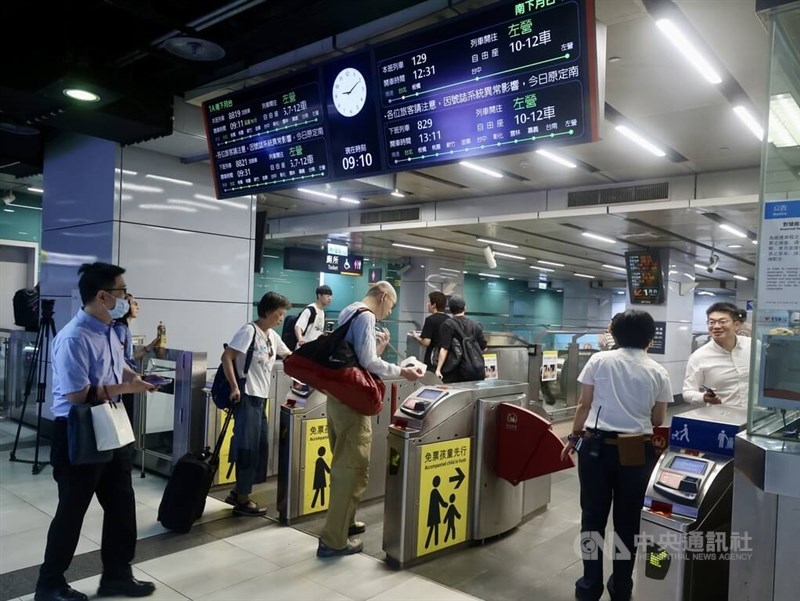 高鉄台北駅の改札を通る利用者＝2026年5月25日、中央社記者張皓安撮影