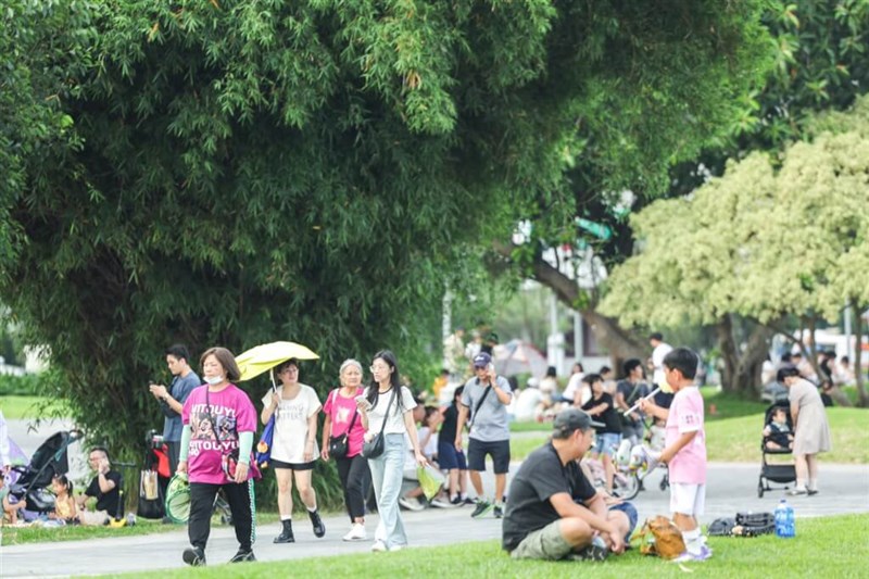 公園を散歩する人々＝2026年5月24日、台北・花博公園で中央社記者裴禛撮影