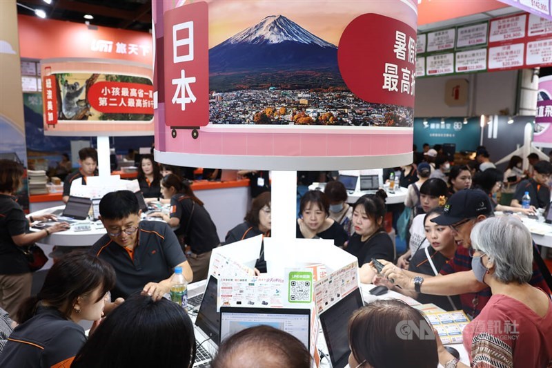 多くの来場者で賑わう旅行見本市「台北ツーリズムエキスポ」の会場＝台北世界貿易センターで2026年5月25日、中央社記者王騰毅撮影