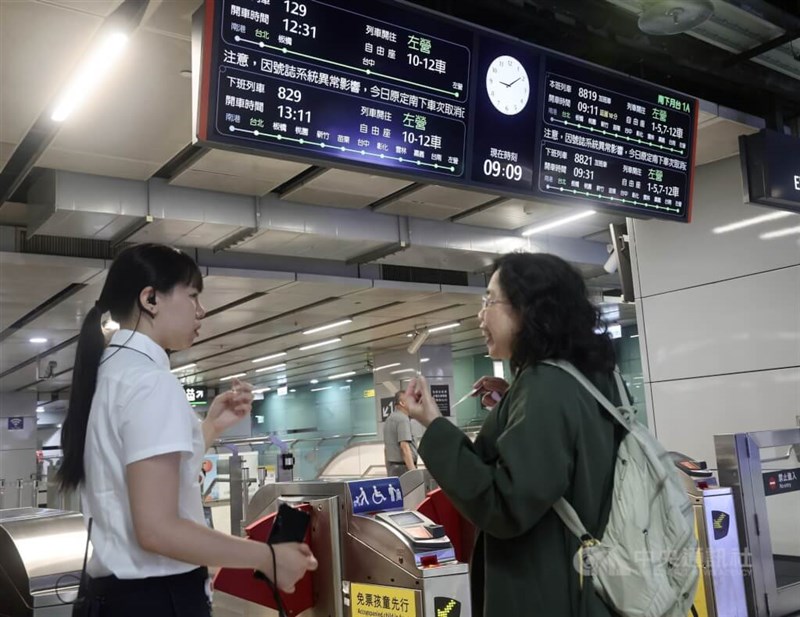 台湾高速鉄道の職員に問い合わせる女性＝5月25日、台北市