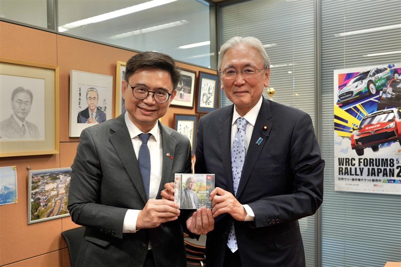 日華議員懇談会会長の古屋圭司衆院議員（右）と面会する頼瑞隆立法委員＝5月25日、東京（頼氏のフェイスブックから）