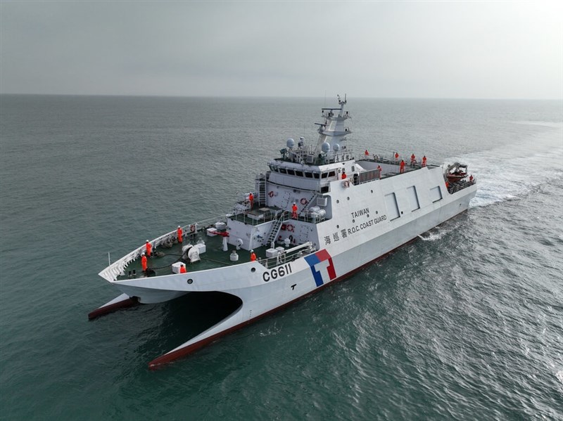 海洋委員会海巡署（海上保安庁に相当）の巡視船「長浜艦」（写真＝同署提供）