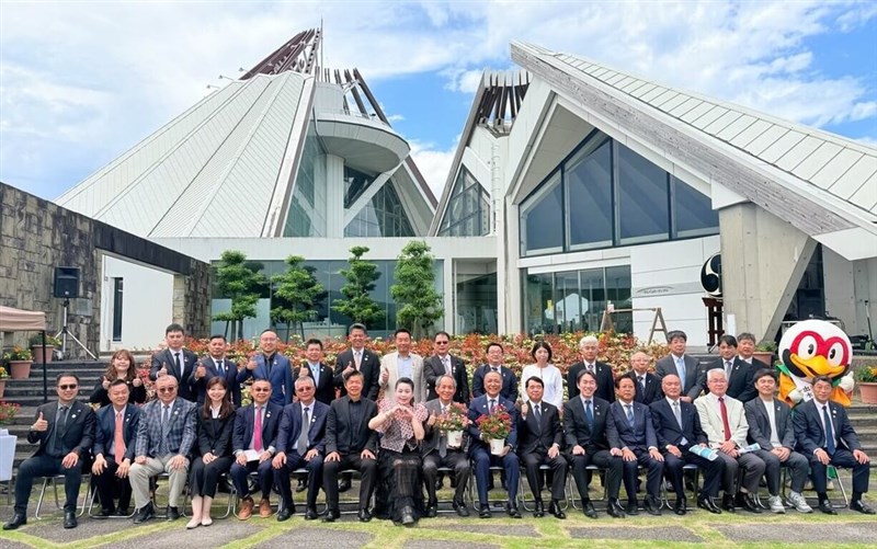南投県埔里鎮と鹿児島県出水市の「姉妹都市盟約」締結9周年を記念した式典に出席した台日双方の関係者＝5月31日、出水市（埔里鎮公所提供）