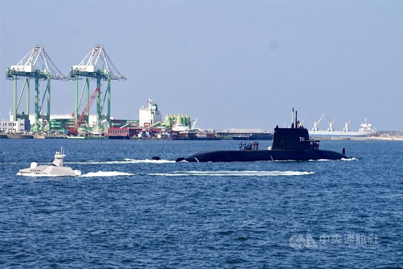 海上試験が行われる台湾初の国産潜水艦試作艦「海鯤」＝6月1日、高雄市