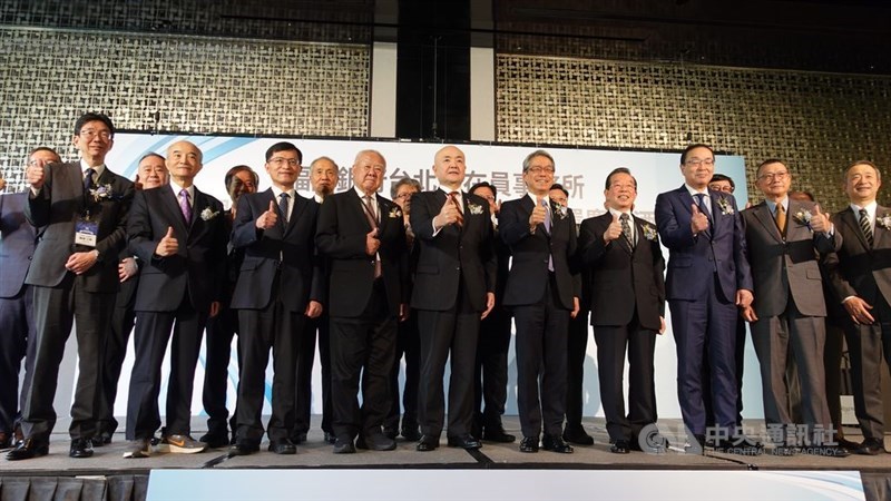 交流会でポーズを決める台湾日本関係協会の謝長廷会長（前列右から4人目）、日本台湾交流協会の片山和之台北事務所代表（前列右から6人目）、ふくおかフィナンシャルグループの五島久社長（前列右から5人目）＝6月3日、台北市