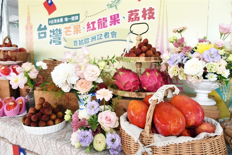 台湾産のマンゴー、ライチ、ドラゴンフルーツ＝6月2日、屏東県（農業部提供）