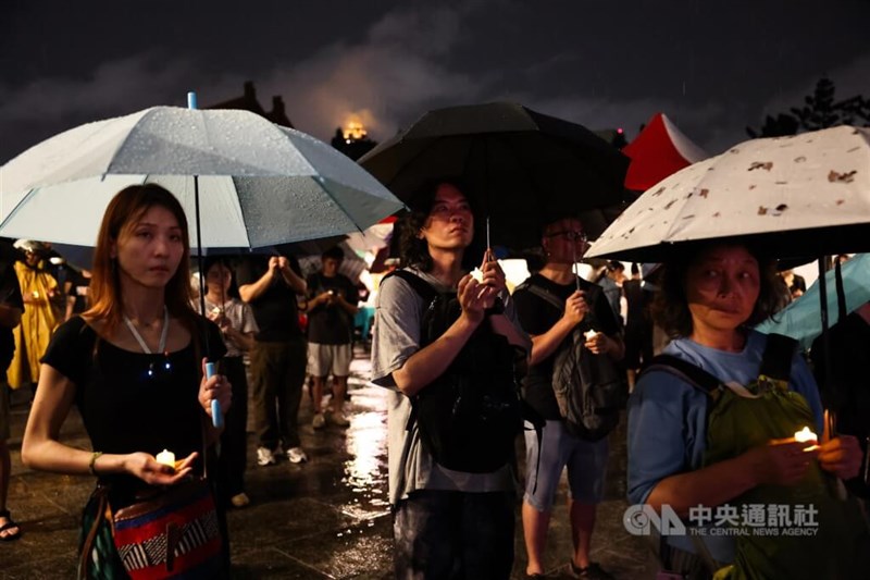 大雨に見舞われる中、多くの市民が傘を差したり、雨がっぱを着たりしながら会場に足を運んだ＝6月4日、台北市
