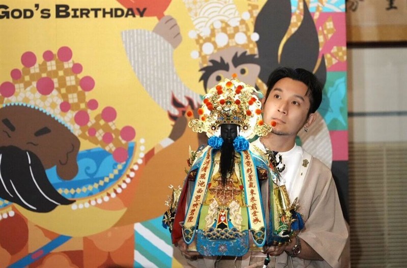台北霞海城隍廟の主神、城隍爺のために新たな神衣をデザインした李育昇さん＝同廟提供