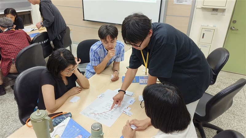 手作りのボードゲームで台湾語を学ぶ参加者ら＝主催者提供