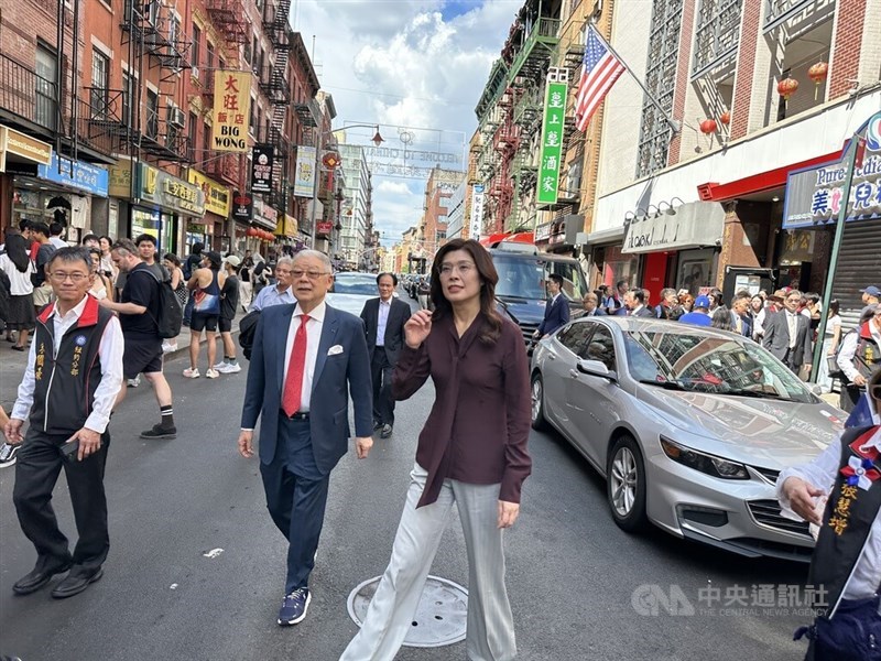 訪米中の最大野党・国民党の鄭麗文（ていれいぶん）主席（党首）は7日、米ニューヨークの華僑団体「ニューヨーク中華公所」を訪問した（写真＝中央社記者廖漢原撮影）