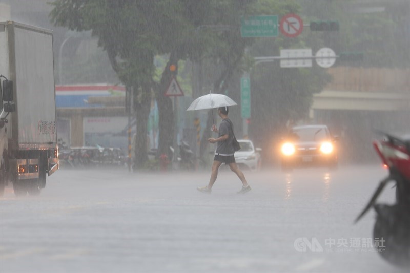 強い雨に見舞われた台北市＝中央社記者翁睿坤が8日午後撮影