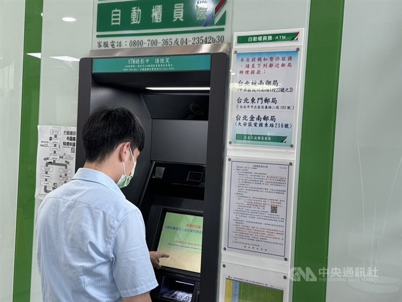 マスクを着用したまま郵便局のATMを操作する男性＝2026年6月9日、中央社記者余暁涵撮影