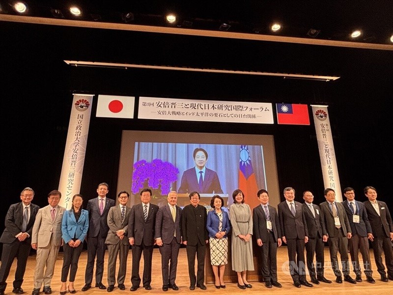 初開催の「安倍晋三と現代日本研究国際フォーラム」に出席した安倍昭恵さん（右から7人目）、李逸洋駐日代表（右から5人目）ら＝6月9日、東京