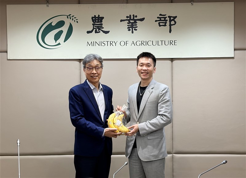 台湾産バナナを李洋運動部長（右）に贈る陳駿季農業部長（左）＝運動部提供