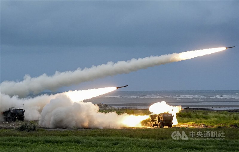 大甲渓河口付近で行われた「ハイマース」実弾射撃演習の様子＝6月10日、台中市