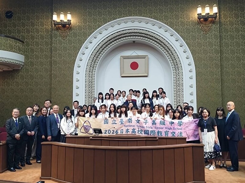 京都市会の議場を見学する台南女子高の生徒ら＝6月9日、京都（台南市台日文化友好交流基金会提供）