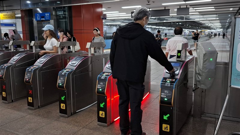 赤いランプは改札機を通過できないことを示す（台北メトロ）