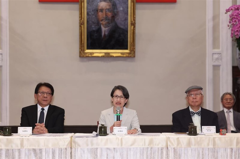監察院人事を発表する蕭美琴副総統（前列中央）と次期監察院長に指名された陳永興氏（前列右）＝2026年6月11日、中央社記者呉家昇撮影