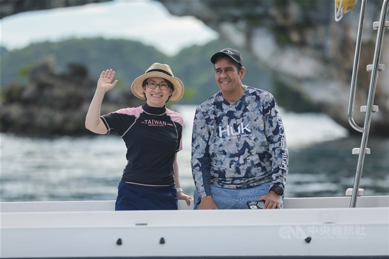 手を振る蕭美琴副総統（左）とパラオのウィップス大統領＝中央社資料写真