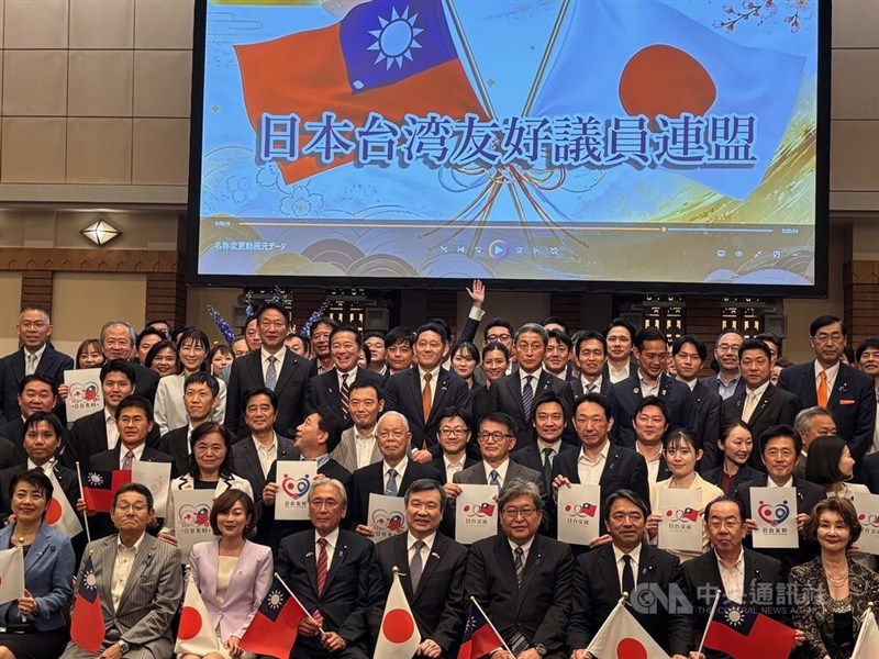 日華懇（日台友好議連に改称）の総会に出席した同議連の古屋圭司会長（前列左から4人目）、李逸洋駐日代表（同5人目）、総統府の郭雅慧報道官（同3人目）＝6月11日、東京