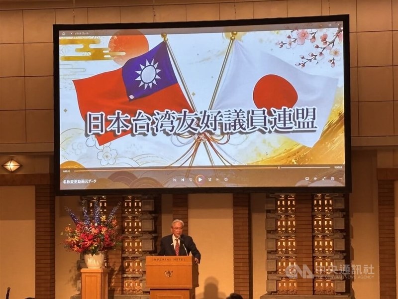 あいさつする日本台湾友好議員連盟の古屋会長＝6月11日、東京