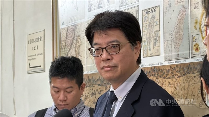 報道陣の取材に応じる大陸委員会の邱垂正主任委員＝2026年6月17日、中央社記者呂佳蓉撮影
