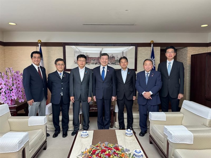 李逸洋駐日代表（中央）と北村晴男衆院議員（左から3人目）、石平参院議員（右から2人目）＝石平氏のXから