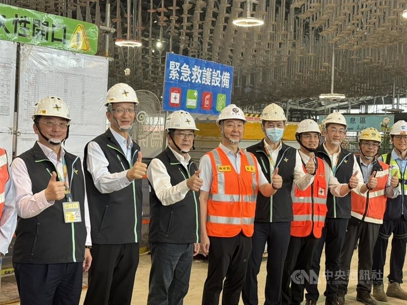 建設中の桃園空港第3ターミナルを視察した陳世凱交通部長（左から4人目）＝2026年6月16日、中央社記者余暁涵撮影