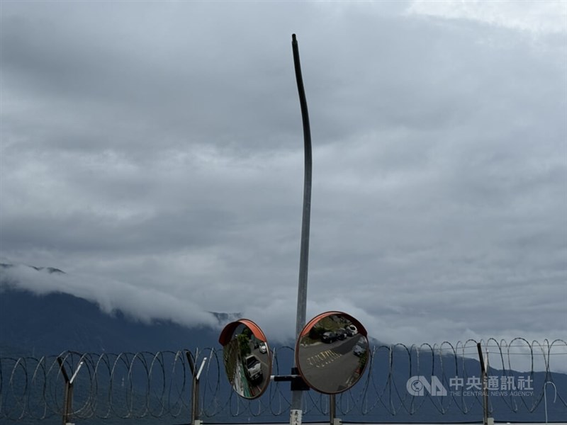 F16V戦闘機の車輪が接触した街灯＝6月17日、花蓮県