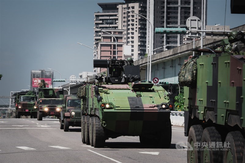 国軍が開始した「即時戦闘準備演習」で省道台31線を走るCM32装甲車＝2026年6月22日、中央社記者游凱翔撮影