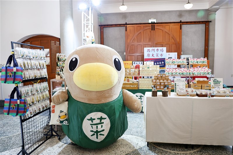 グッズをPRする「菜奇鴨」（台南市政府提供）