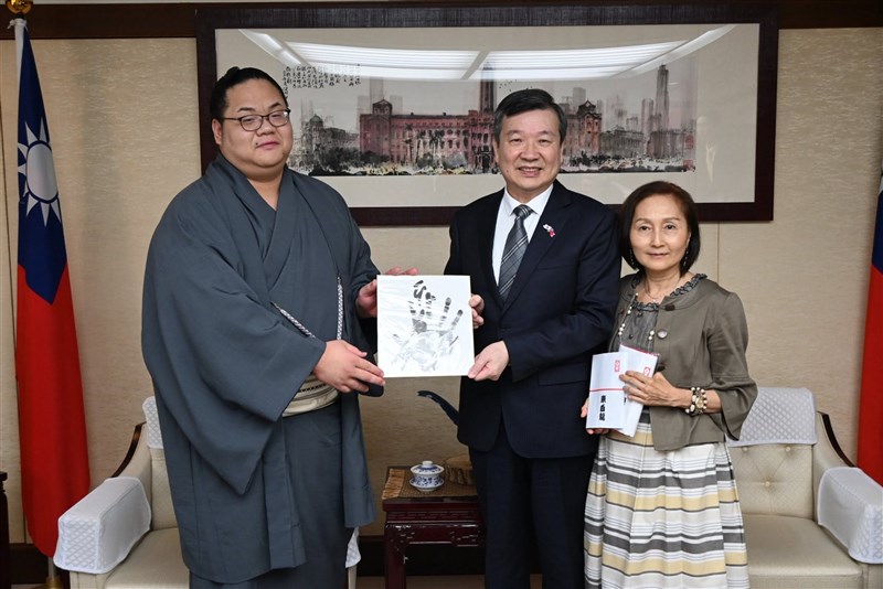 左から東白龍、李逸洋駐日代表、東白龍の母親・白石秀貞さん＝6月22日、東京（李氏のフェイスブックから）